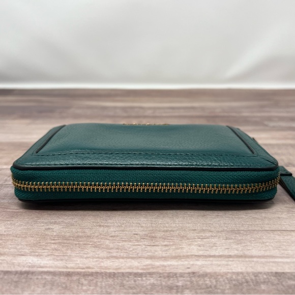 Vera Bradley the Grab And Go Wallet. Green Leather Wristlet. Card Organizer. Zip - Picture 4 of 13